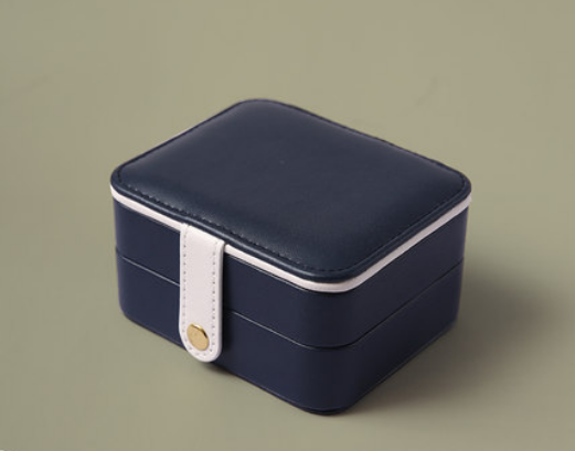 Portable jewelry box