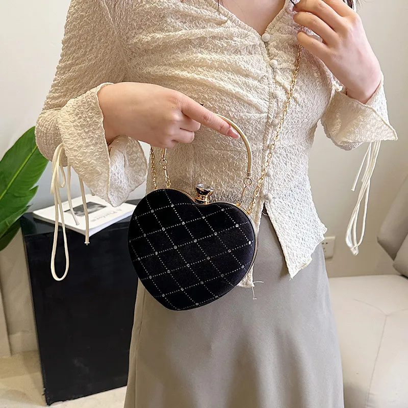 Women Fashionable Heart-Shaped Rhomboid Chain Crossbody Bag