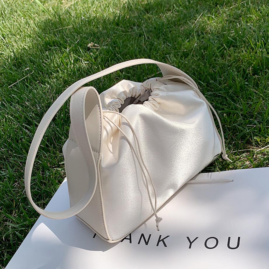 Single shoulder pumping bucket bag