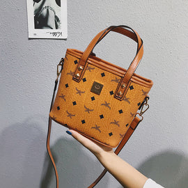 Fashion one-shoulder crossbody pouch