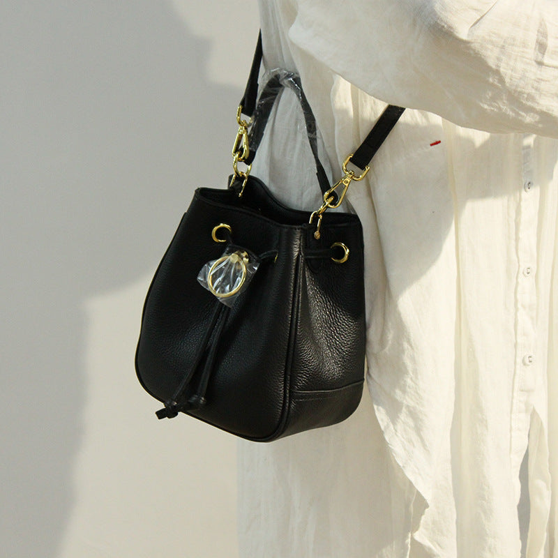 Simple drawstring shoulder bag
