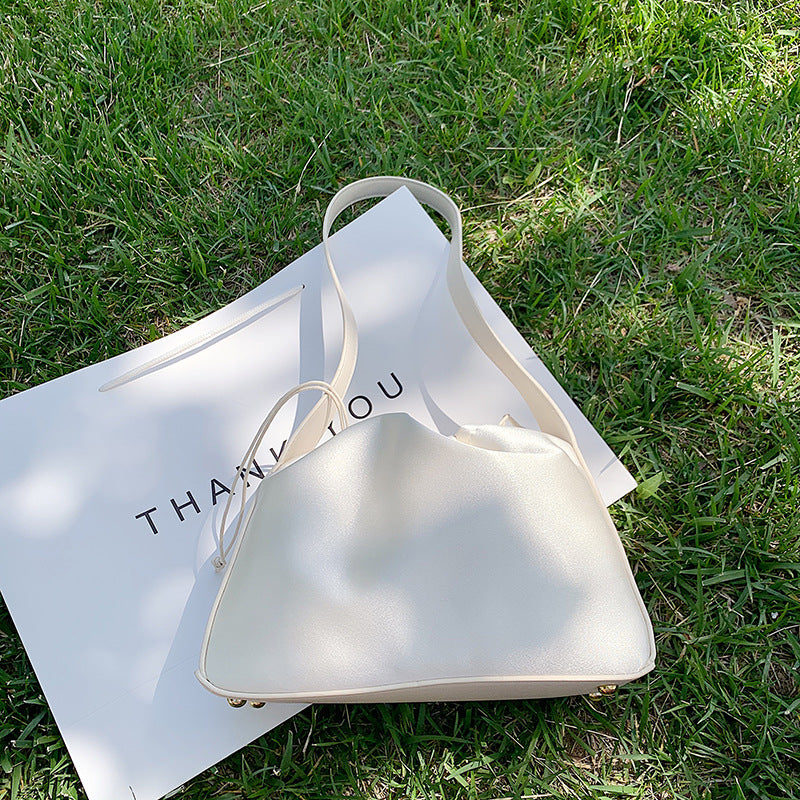 Single shoulder pumping bucket bag