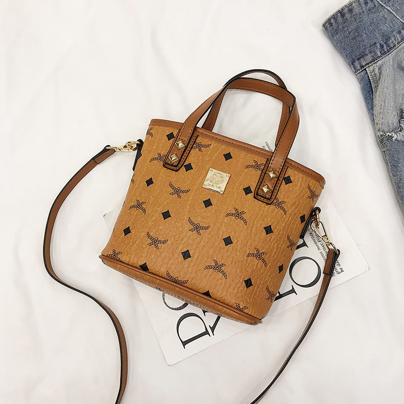 Fashion one-shoulder crossbody pouch