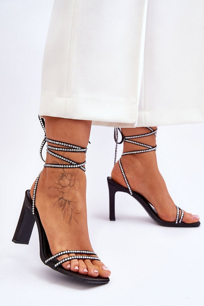 Strappy sandals Step in style