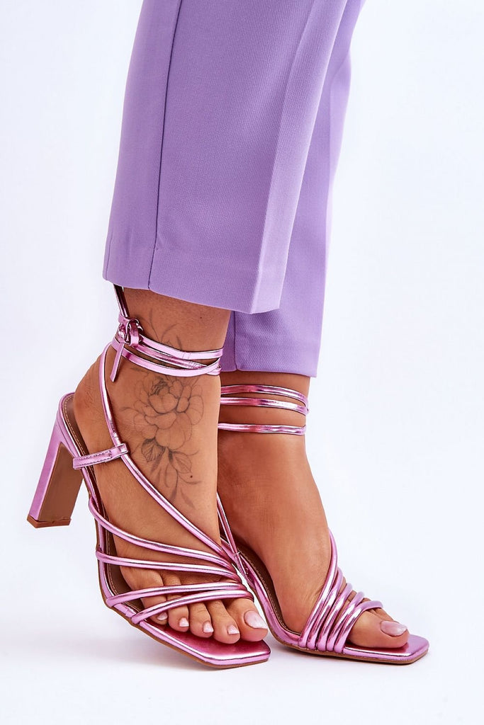 Strappy sandals Step in style