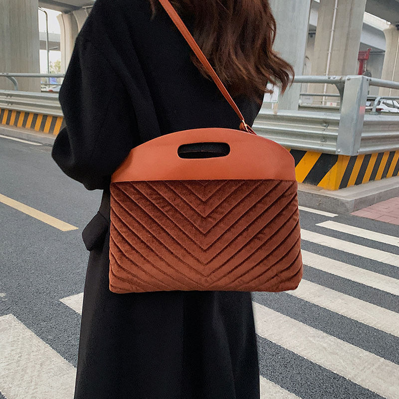 Women Fashion Personality Contrasting Color Gold Velvet Handbag